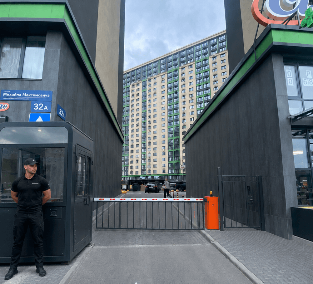 Візуалізація в’їзду у двір зі шлагбаумом, хвірткою та постом охорони